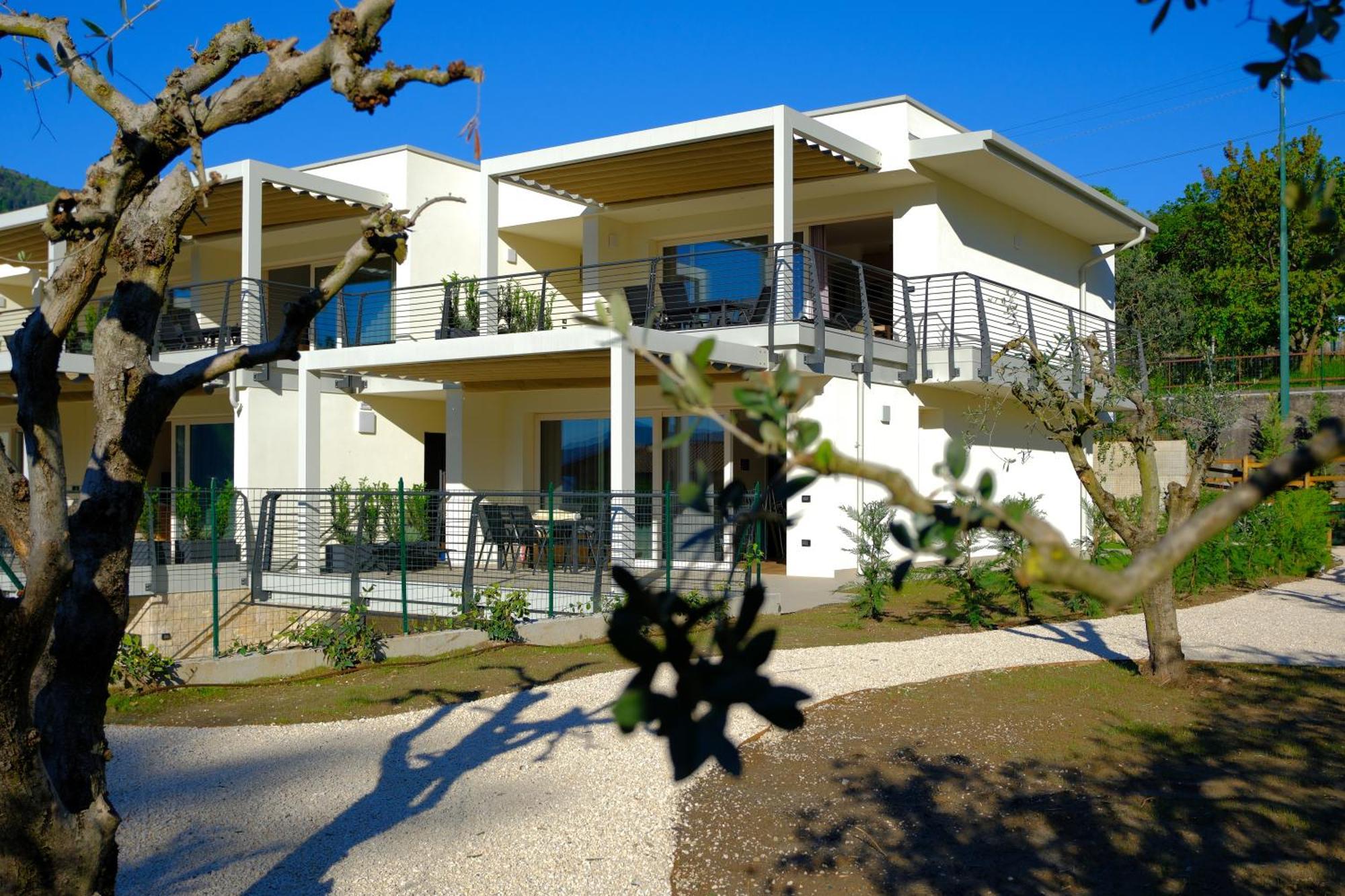 Costa Blu - Terrace Overlooking The Lake & Pool Riva di Solto Buitenkant foto