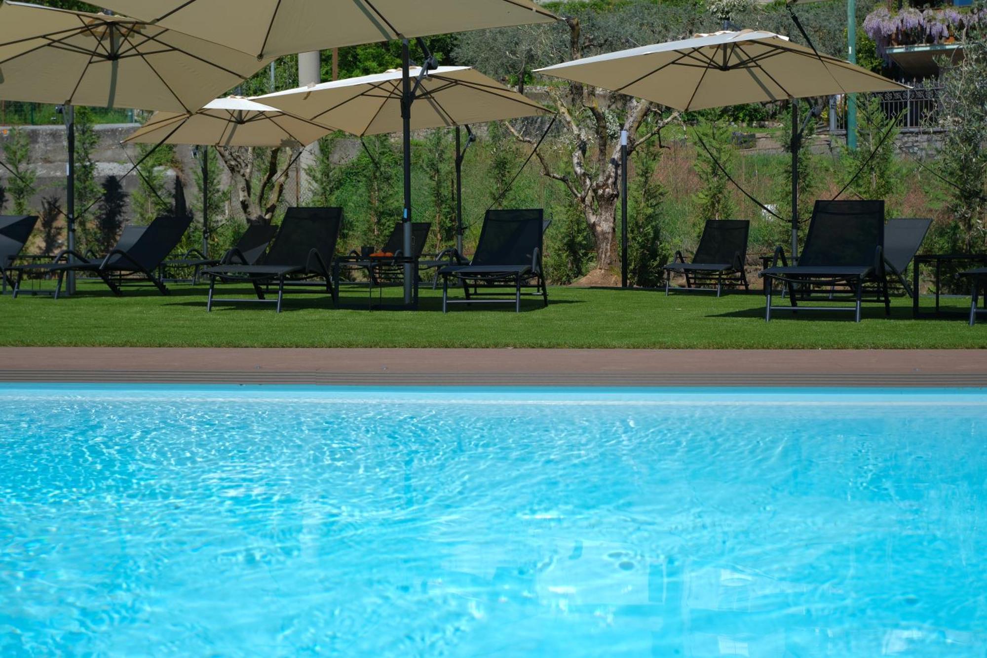 Costa Blu - Terrace Overlooking The Lake & Pool Riva di Solto Buitenkant foto