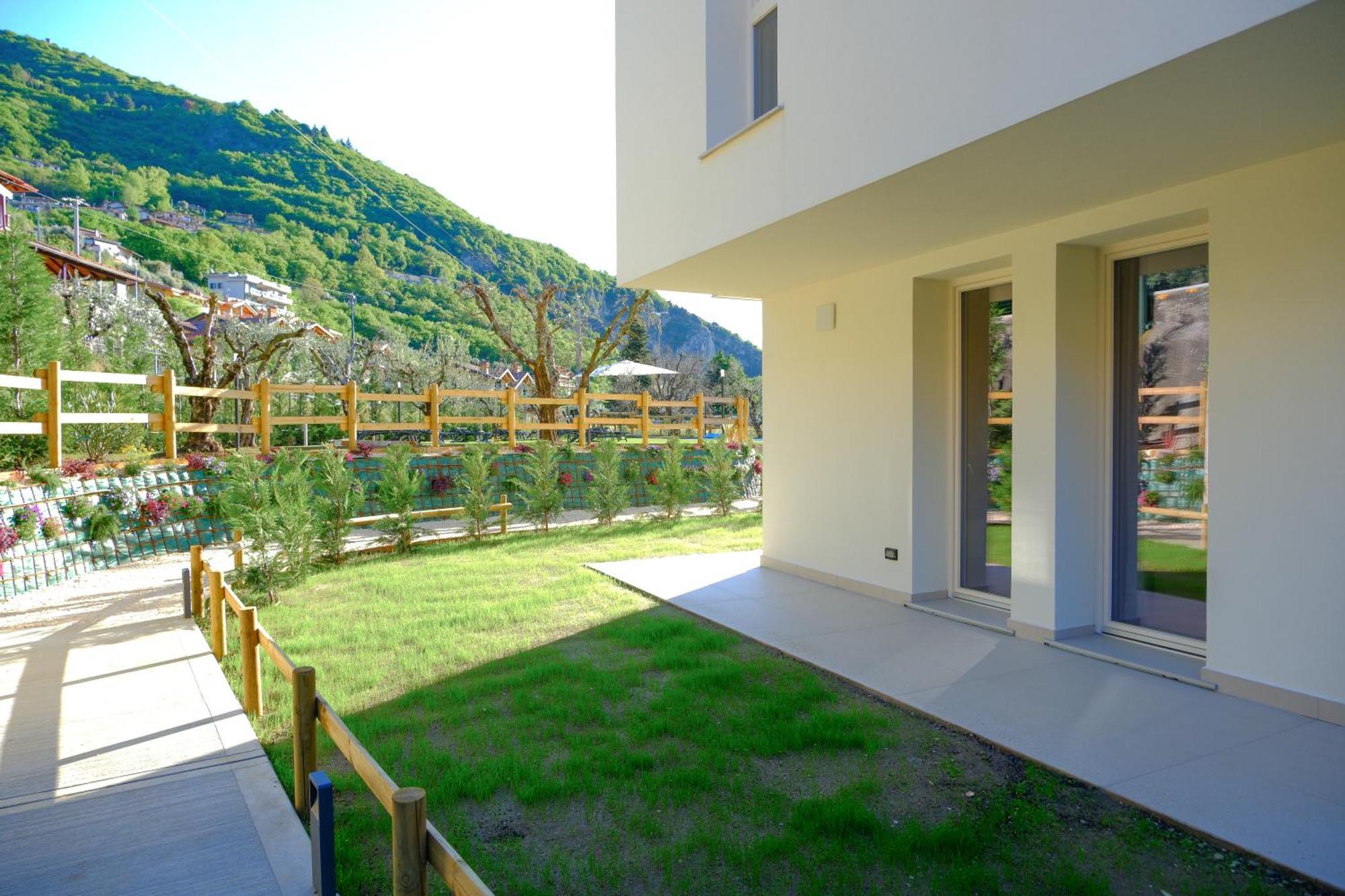 Costa Blu - Terrace Overlooking The Lake & Pool Riva di Solto Buitenkant foto