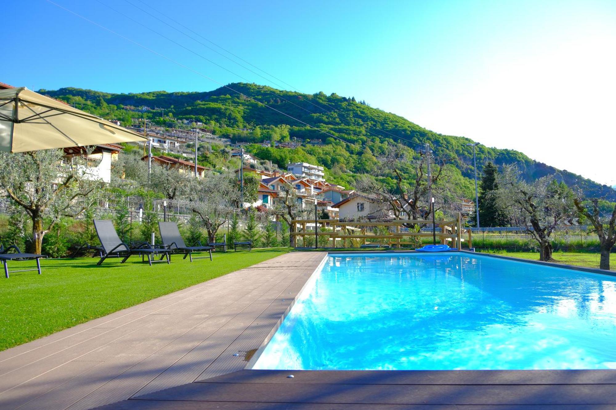 Costa Blu - Terrace Overlooking The Lake & Pool Riva di Solto Buitenkant foto